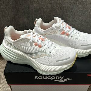Women Saucony Hurricane 24